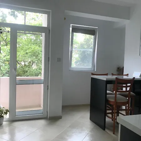 Apartment Stylish Top Center